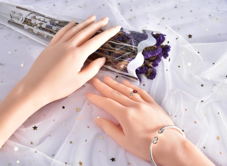 Manekin Tangan Wanita Asli 202 - Body Jewelry Plus ulasan dan harga